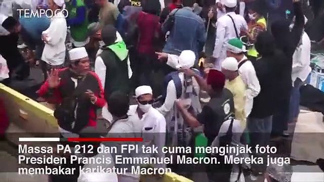 Tak Cuma Diinjak, Massa juga Bakar Foto dan Karikatur Presiden Prancis