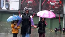 İzmir'de sağanak yağış, su baskınlarına neden oldu