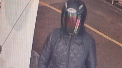 헬멧 쓰고 흉기로 위협...알고 지내던 노부부 돈 빼앗은 30대 검찰 송치 / YTN