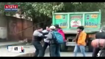 Uttar Pradesh : Pratapgarh में लोगों ने बीच सड़क पर की चोरों की पिटाई | UP News |