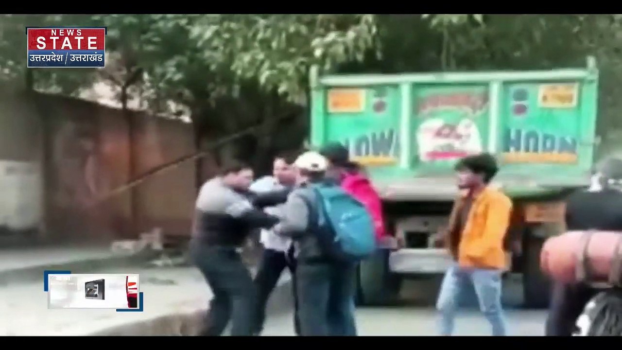 Uttar Pradesh : Pratapgarh में लोगों ने बीच सड़क पर की चोरों की पिटाई | UP News |