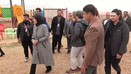 Mardin'e gelen turist kadınlar köy okulunda bulunan çocuklara yardımda bulundu