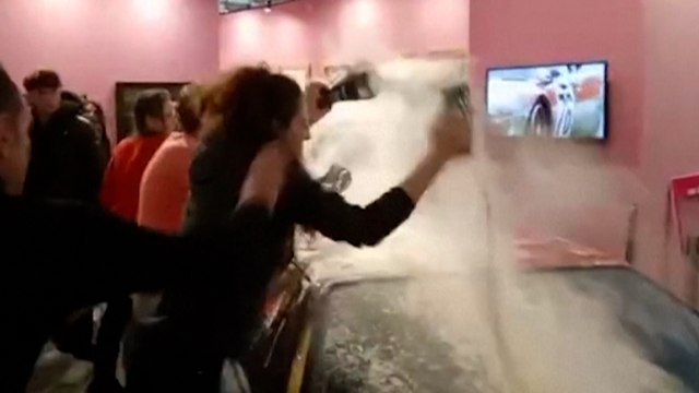 Des militants écologistes italiens enfarinent une oeuvre d'Andy Warhol