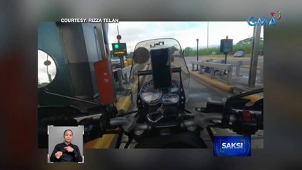 Motorcycle rider, sugatan nang mabagsakan ng boom ng toll booth ng SLEX | Saksi