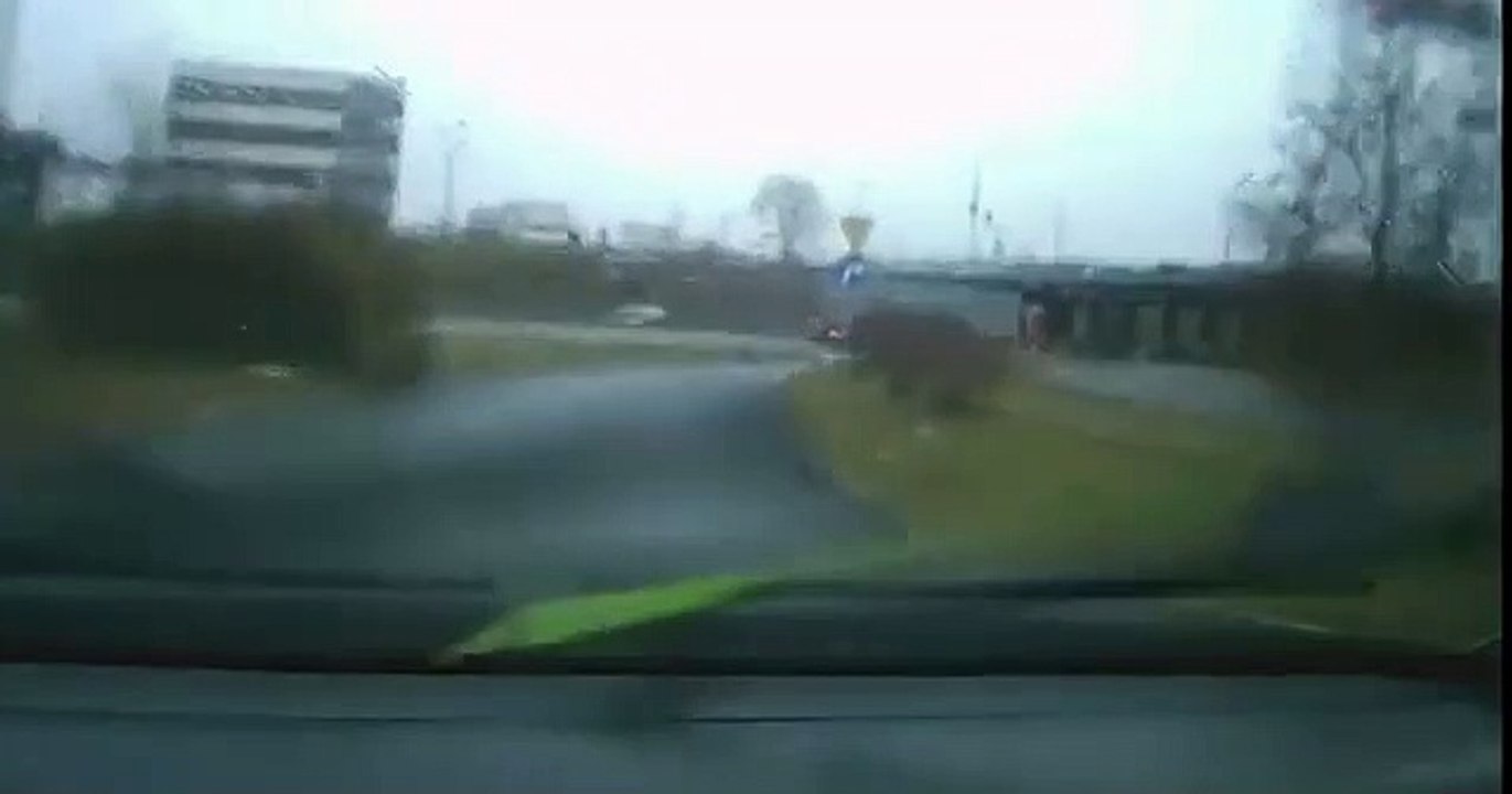 Des écoliers marchent au bord de l'autoroute et frôlent le pire