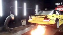 Une voiture un peu trop puissante prend feu pendant un test moteur