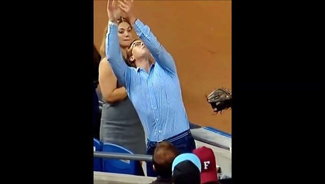 Ce fan de baseball a eu 3 occasions de rattraper la balle... 3 fails