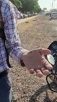 आंखें व मुंह के छाले दिखाने जा रहा प्रदीप, खुले नाले में गिर हताश होकर बैठ गया