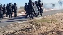 La policía tunecina dispersa con gases lacrimógenos a un grupo de manifestantes cerca de la Cumbre de la Francofonía