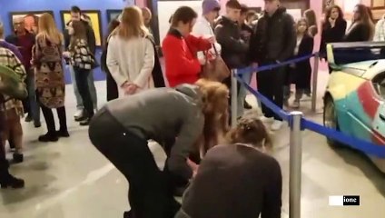 ناشطون بيئيون يغطون بالدقيق سيارة لوّنها أندي وارهول في ميلانو