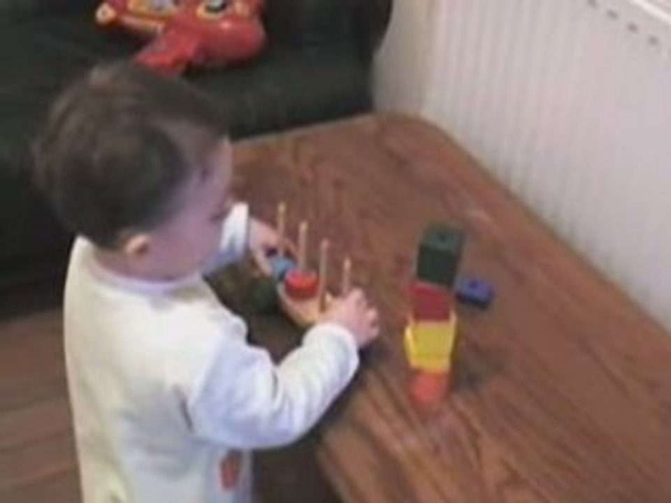 Valentin - 19 mois - bâtisseur de cubes