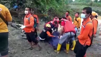 Petugas Evakuasi Warga di Medan Pasca Dilanda Banjir