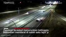 Kecelakaan Aneh Mobil Melaju di Jalan Tol Ditabrak Pesawat