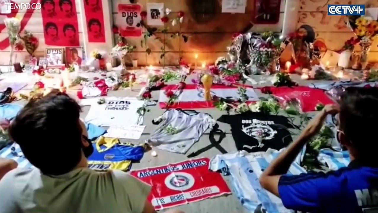 Penggemar Nyalakan Lilin Simbol Berkabung untuk Maradona