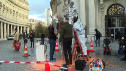 A Parigi vernice contro statua di Charles Ray per il clima