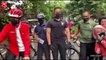 Bersepeda di Kebun Raya Bogor, Jokowi Membagikan Masker