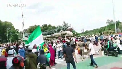 Polisi Hadang Massa 1812 di Sekitar Patung Kuda Arjuna Wijaya