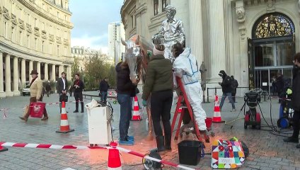 ناشطون بيئيون يرشون الطلاء على تمثال تشارلز راي في باريس