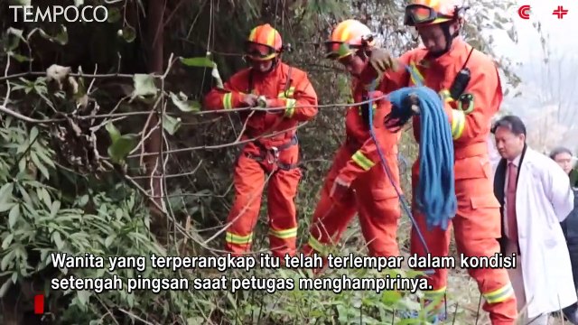 Wanita yang Terjebak di Gua, Ditarik Keluar Petugas Damkar di Cina