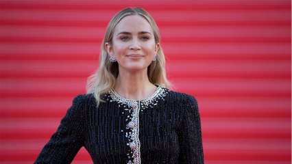 VOICI - Emily Blunt fait une confidence sur la série The English : elle a bu "beaucoup de tequila" pour tourner le final