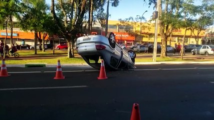 Vítima de capotamento foi retirada do veículo com ferimentos leves