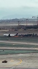 Impactante video: un avión de Latam se incendió tras un aterrizaje forzoso