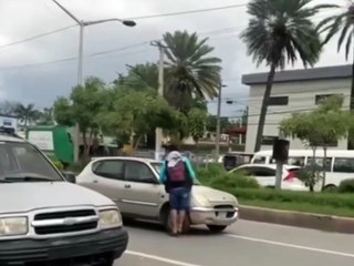 Aparente enajenado mental arremete contra conductores en el cruce de Manoguayabo