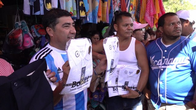 Comerciantes de los mercados ofertan sus productos para fiestas decembrinas