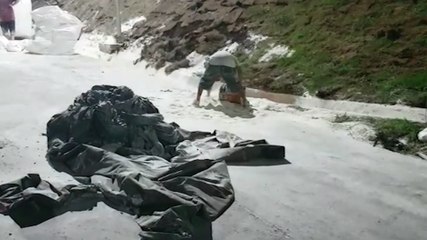 Carga de farinha que ficou na BR-277 após caminhão tombar é retirada