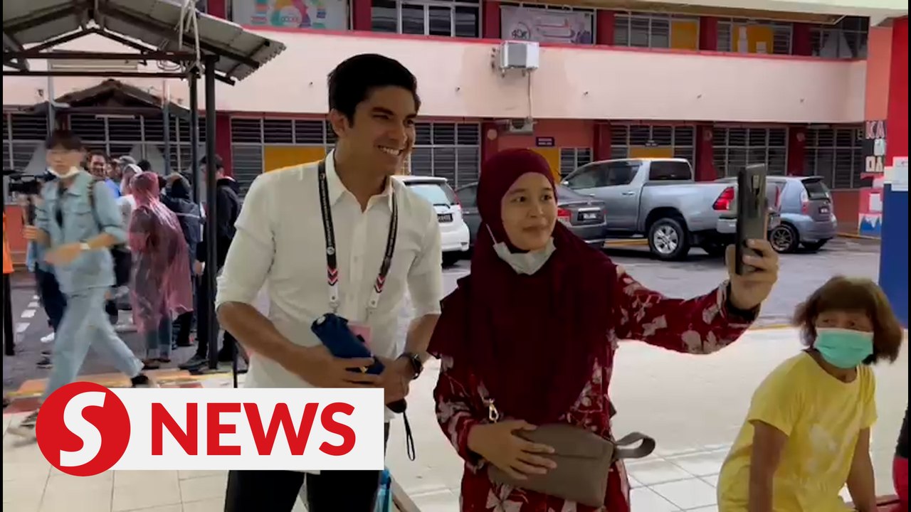 GE15: Syed Saddiq visits polling centre at SMK Sri Muar