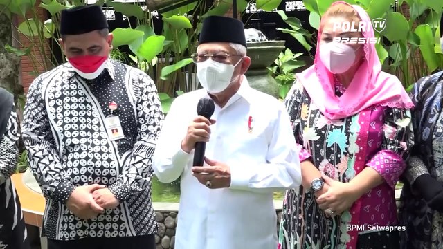 Wakil Presiden Ma'ruf Amin Tinjau Batik Semarang 16