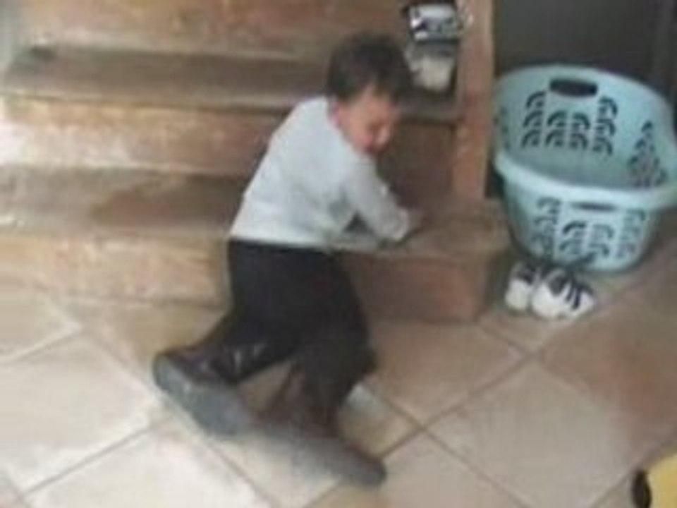 Valentin - 19 mois - c'est mieux avec les bottes de maman