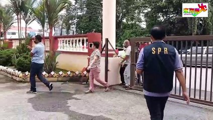 全国大选投票日：选民踊跃投票，手指沾墨彰显责任✍️