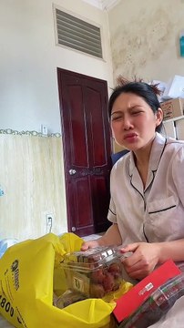 Được chồng mua tặng toàn món yêu thích, vợ chàng không chân cười tít mắt, hạnh phúc nói