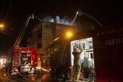 Sultanbeyli'de bir binanın çatısında çıkan ve 2 binaya daha sıçrayan yangın söndürüldü