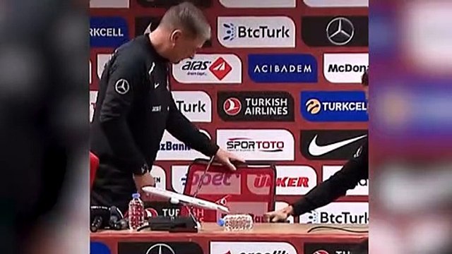 Teknik Direktör Kuntz, basın toplantısında sandalyeden düştü, Türkçe küfür etti