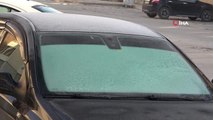 Yüksekova'da hava sıcaklığı eksilere düştü, araç camları buz tuttu
