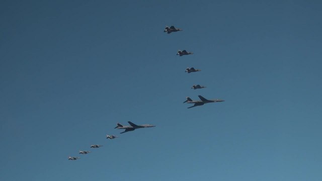 美 전략폭격기 B-1B 한반도 재전개...김정은, 화성-17형 시험 현장 지도 / YTN