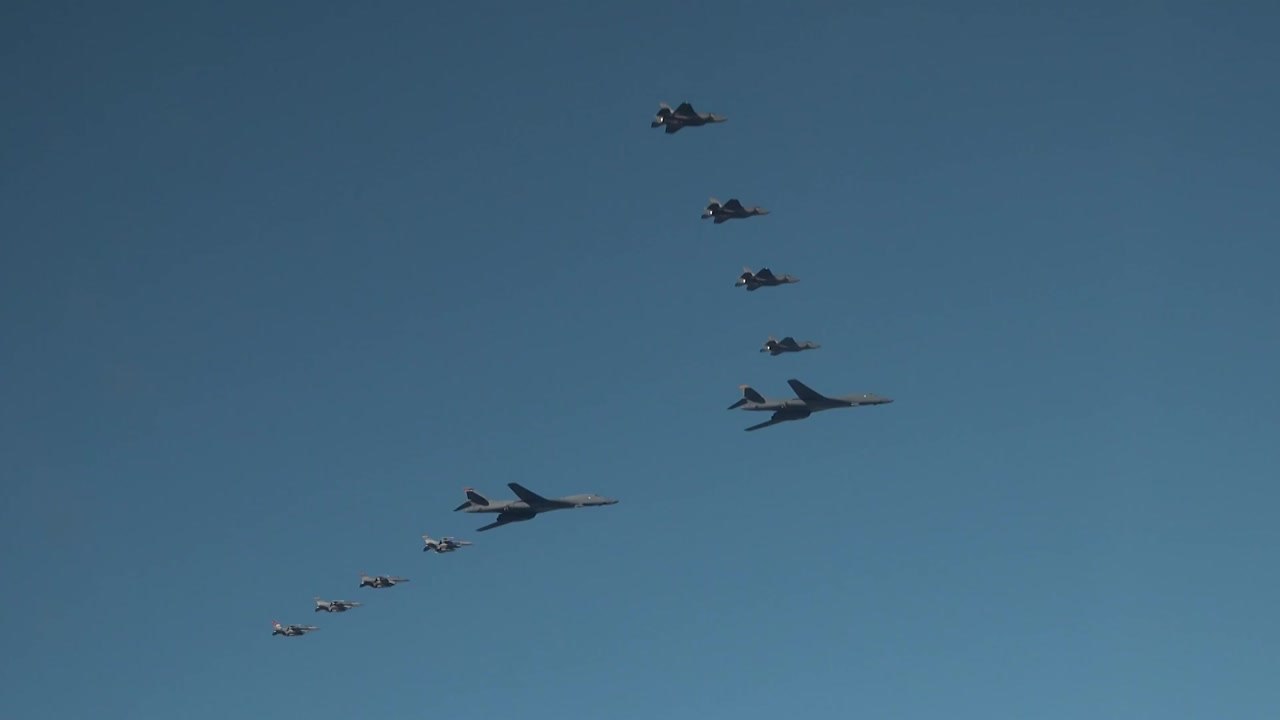 美 전략폭격기 B-1B 한반도 재전개...김정은, 화성-17형 시험 현장 지도 / YTN