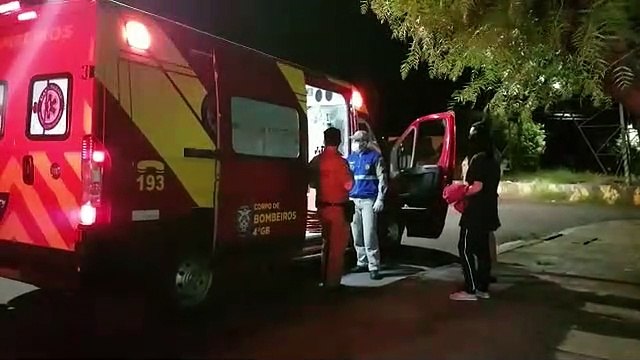 Homem agredido a golpes de faca é socorrido pelo Corpo de Bombeiros no bairro Santa Felicidade