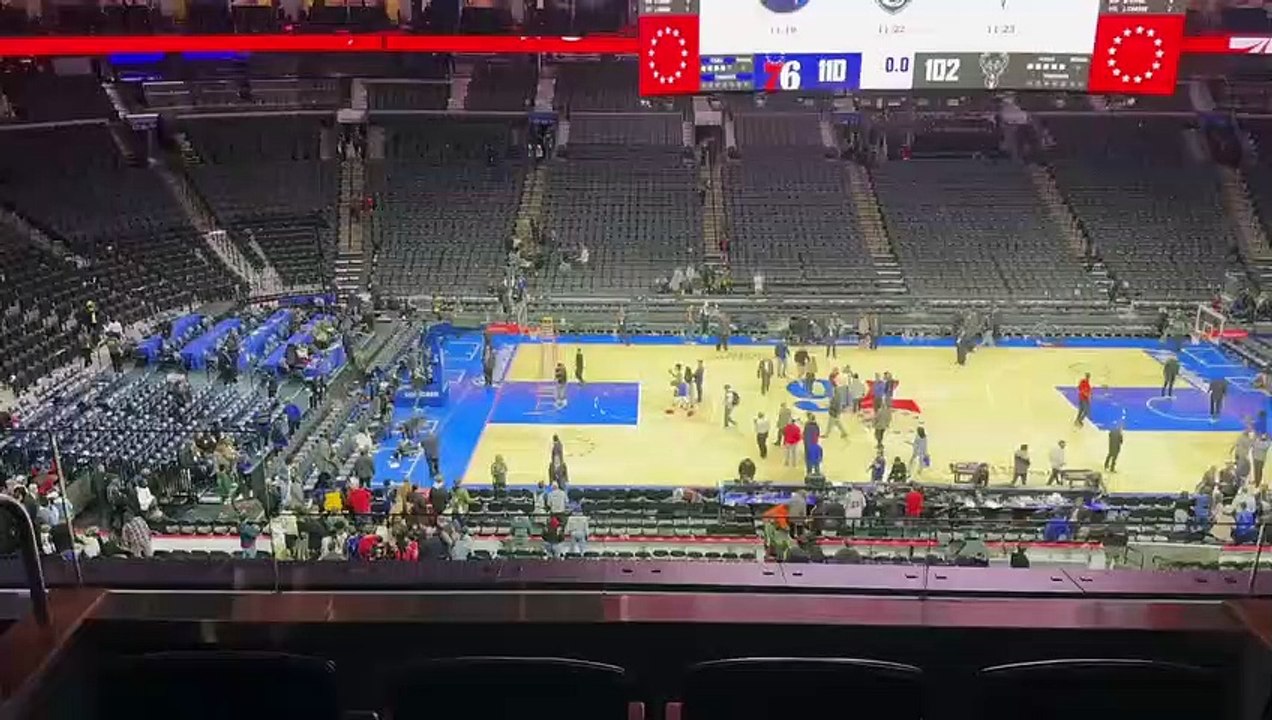 Giannis fait tomber l'escabeau des employés de la salle des Sixers