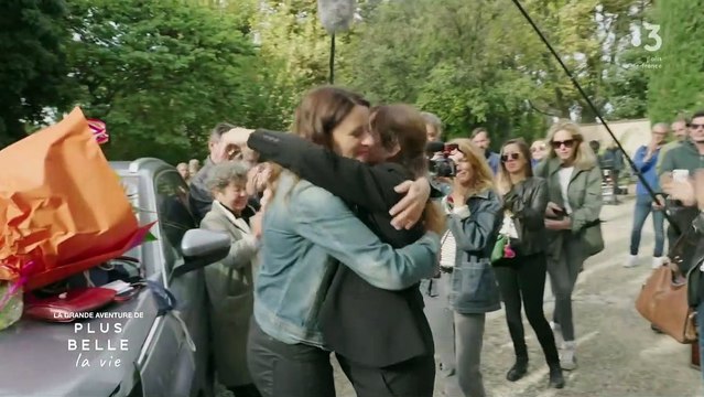 C'est difficile de se dire au revoir : Anne Décis en larmes pour sa dernière scène dans Plus belle la vie