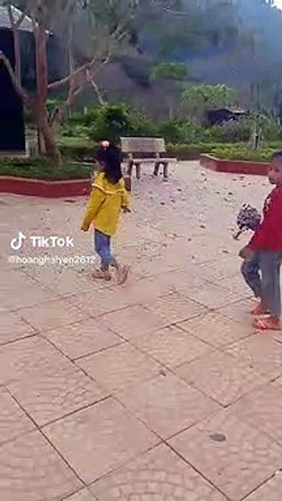 Học trò vùng cao hái hoa dại tặng thầy cô giáo nhân ngày 20/11