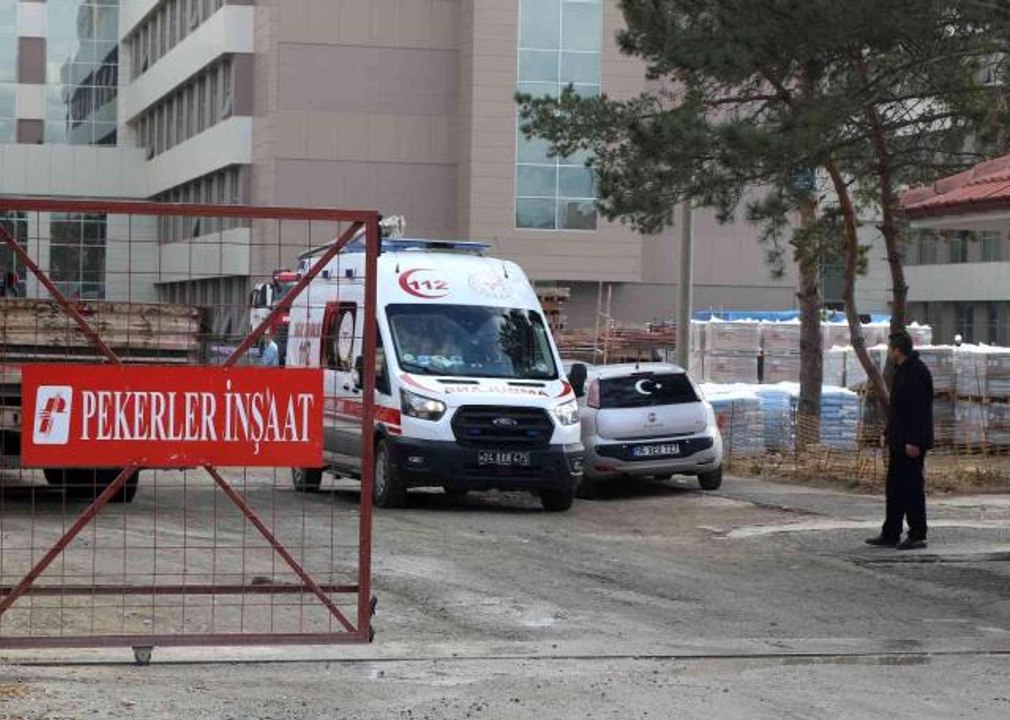Erzincan'da yapımı devam eden hastane inşaatının 3'ncü katından düşen işçi yaralandı