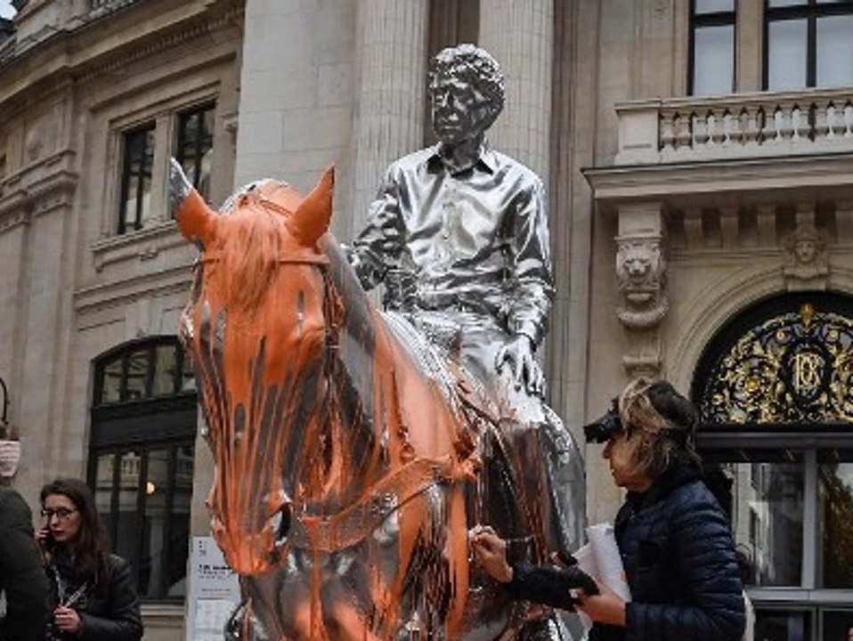 Klimaaktivisten attackieren Statue in Paris