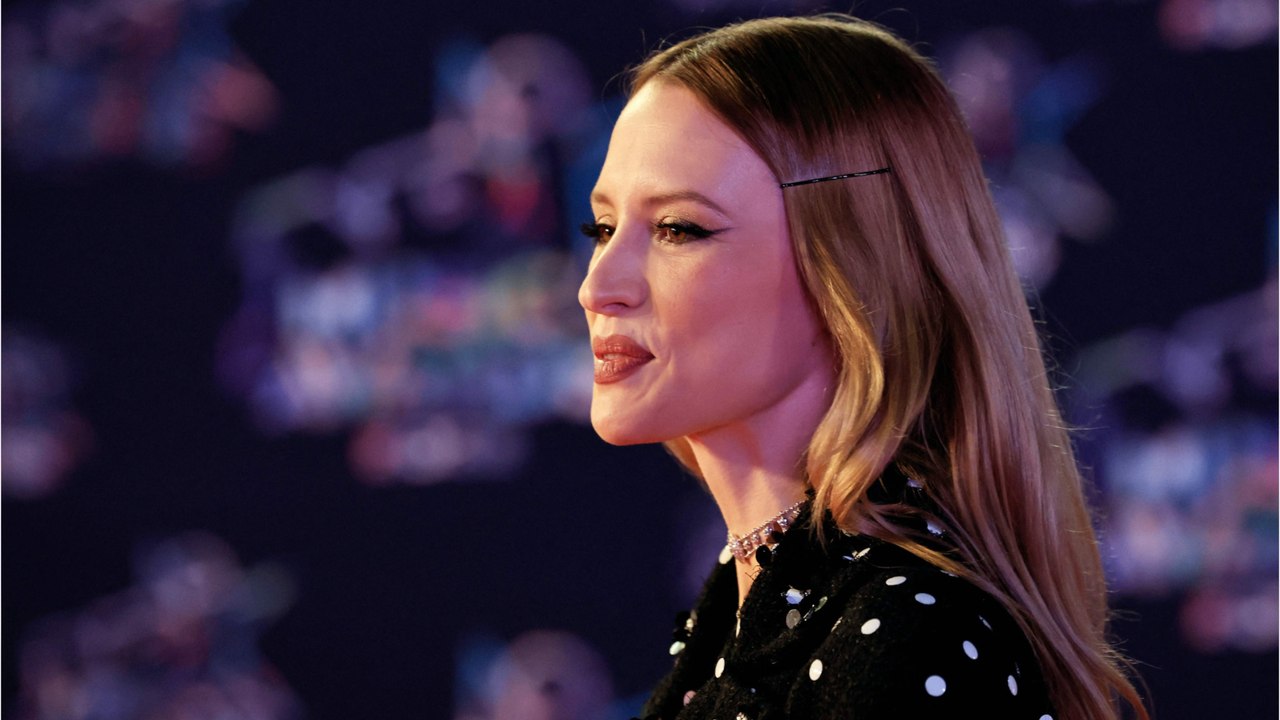 VOICI - NMA 2022 : pourquoi Angèle s'est-elle bouché les oreilles pendant la prestation de Gayle ?