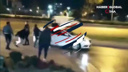 Makas atan sürücüye saldırıp otomobilini tekmelediler