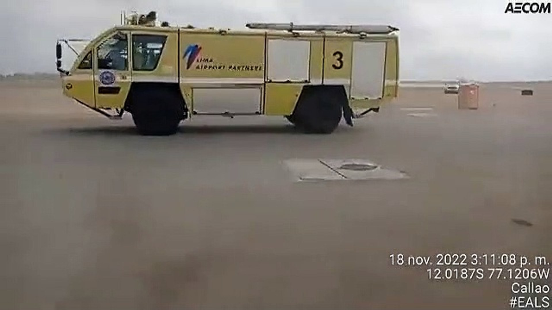 Impacto entre un coche de bomberos y un avión en el aeropuerto de Lima /  The Latin American Aviation Historical Society - Vídeo Dailymotion