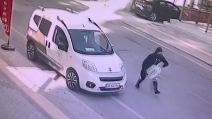 Ev alacak kişiyi emlak ofisine çağırıp araçtaki parasını çaldılar! İşte o anlar...