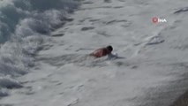 'Sarı kod ' ile uyarılan Antalya'da turistler dev dalgaların arasında böyle eğlendi